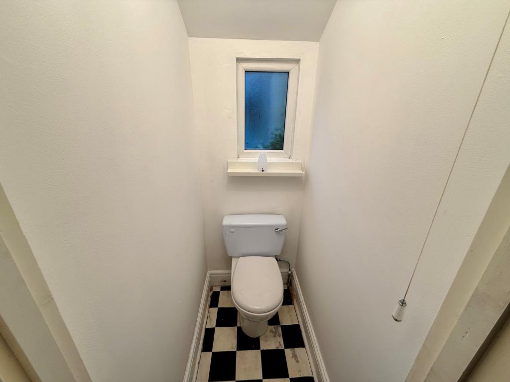 Lot: 167 - END-TERRACE IN TOWN CENTRE WITH POTENTIAL FOR PARKING - Separate W.C.